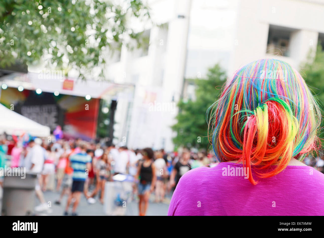 Gay Pride Festival di Charlotte, North Carolina. Donna con capelli colorati in primo piano. Foto Stock