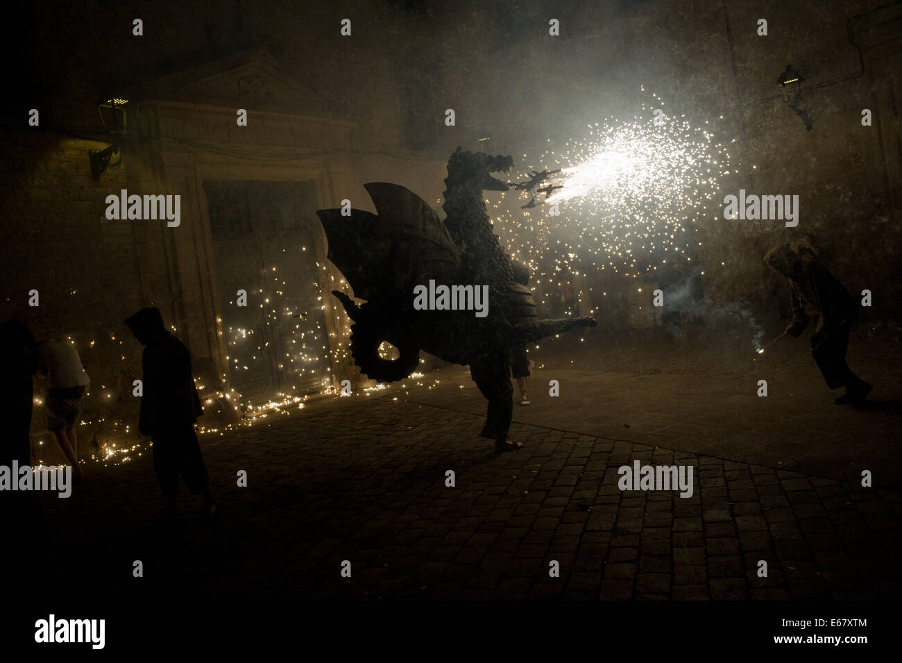 Barcellona, Spagna. 17 Ago, 2014. Il cartone Dragon fuoco respirazione nelle strade di Barcellona. Correfocs, una vecchia tradizione catalana dove la gente vestita come diavoli Blow up petardi e razzi, prendere parte alle celebrazioni per il Sant Roc Festival nel quartiere Gotico di Barcellona. Credito: Jordi Boixareu/Alamy Live News Foto Stock