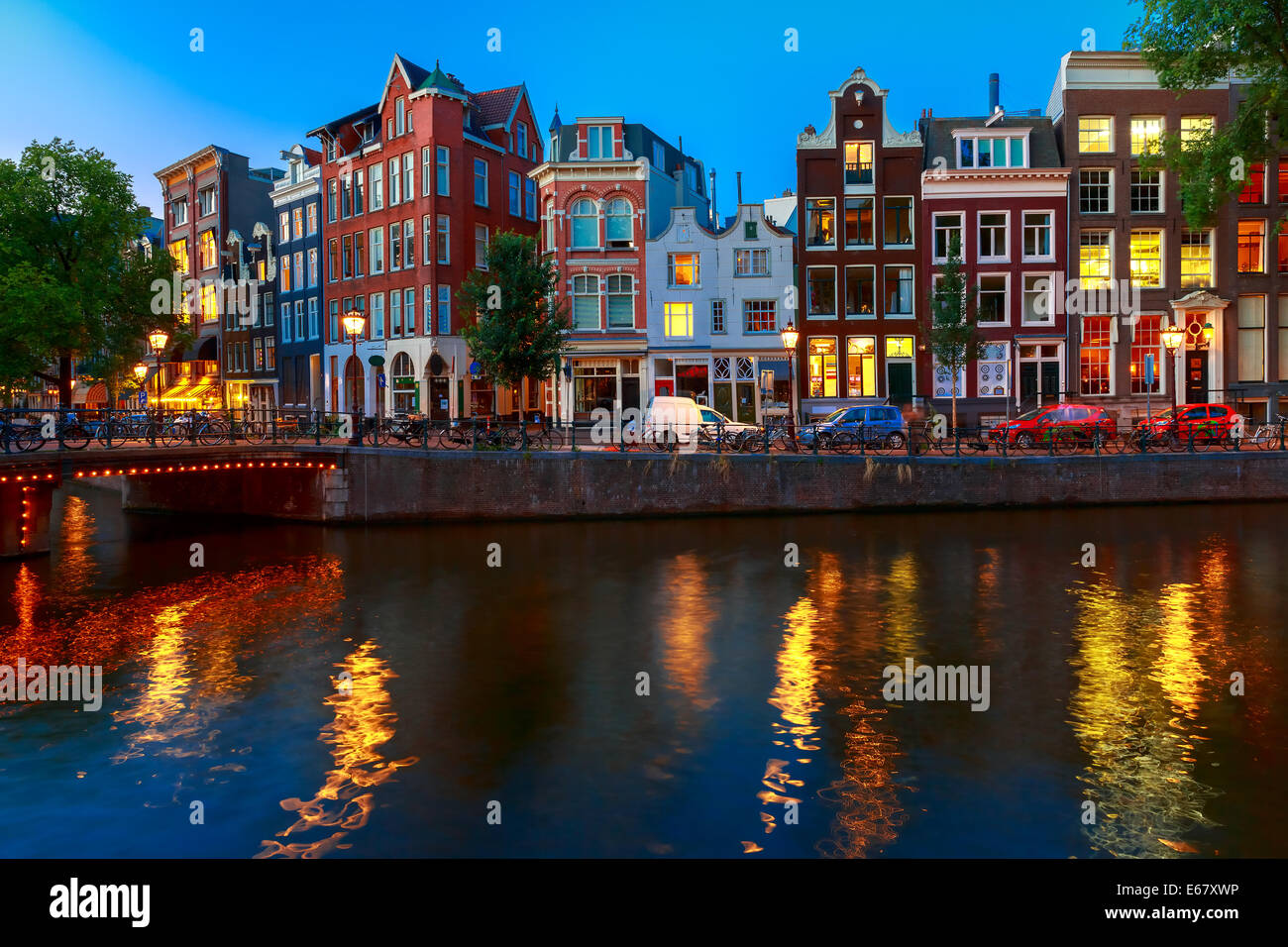 Notte Vista sulla città di Amsterdam canal, tipiche case olandese e il ponte, Holland, Paesi Bassi. Foto Stock