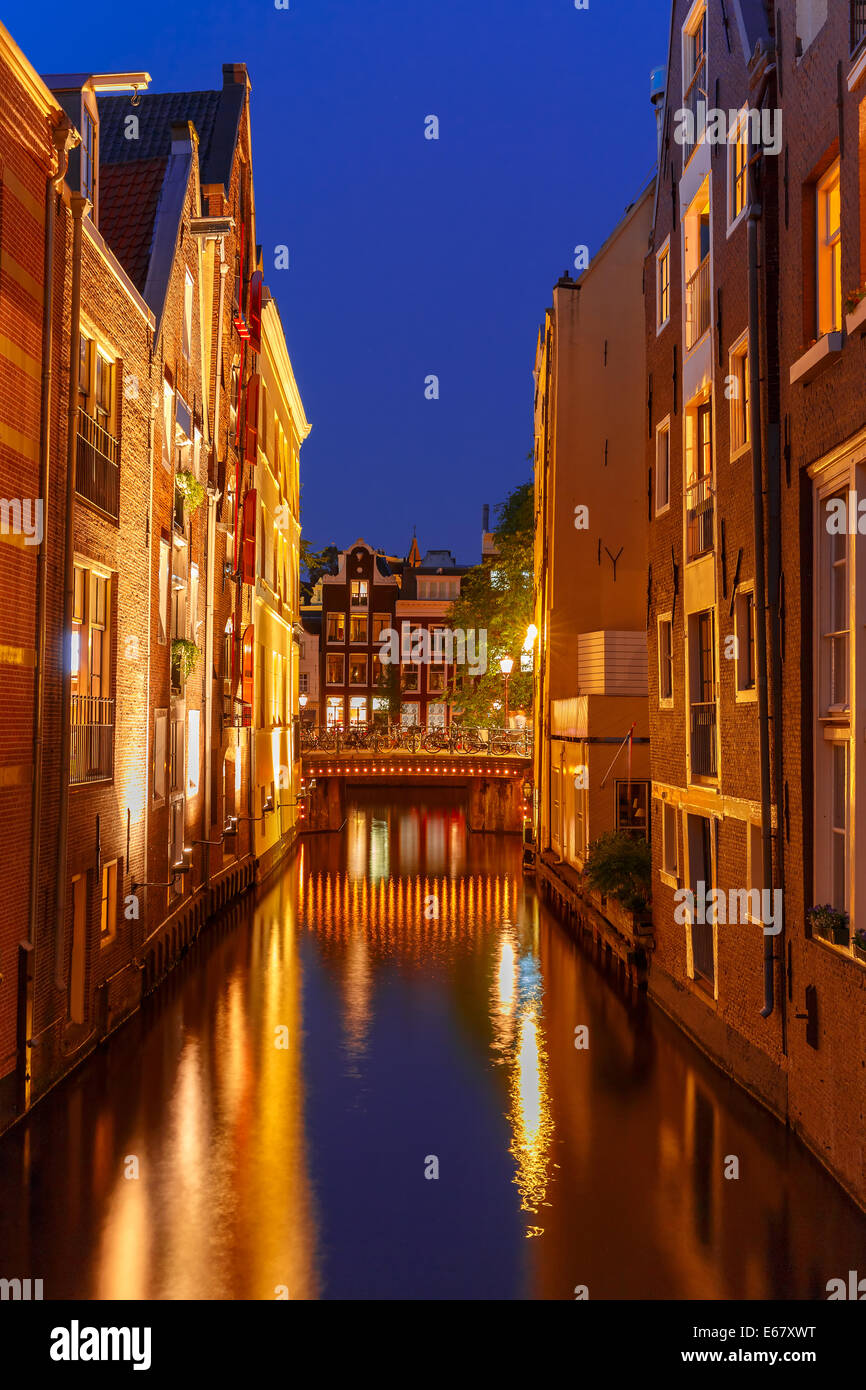 Notte Vista sulla città di Amsterdam canal, bridge, case tipiche e biciclette, Holland, Paesi Bassi. Foto Stock