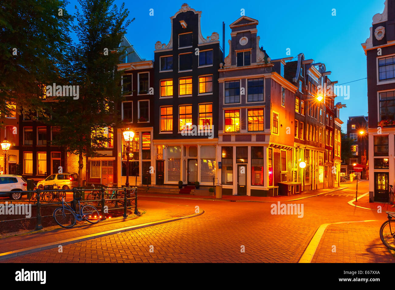 La città di notte vista del ponte di Amsterdam e tipiche case olandesi, Olanda, Paesi Bassi. Foto Stock