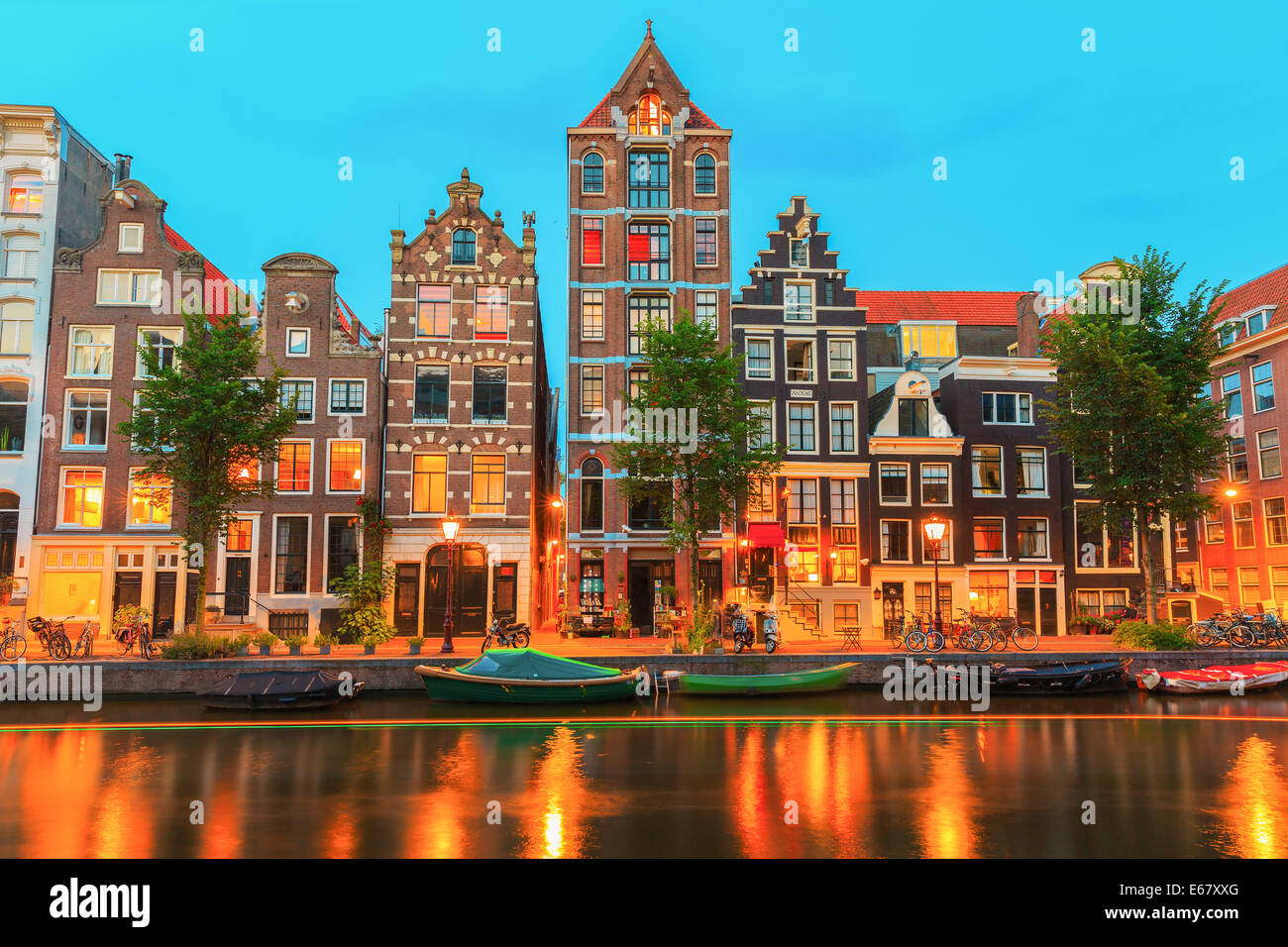 Notte Vista sulla città di Amsterdam canal Herengracht con tipiche case olandesi, imbarcazioni e biciclette, Holland, Paesi Bassi. Foto Stock