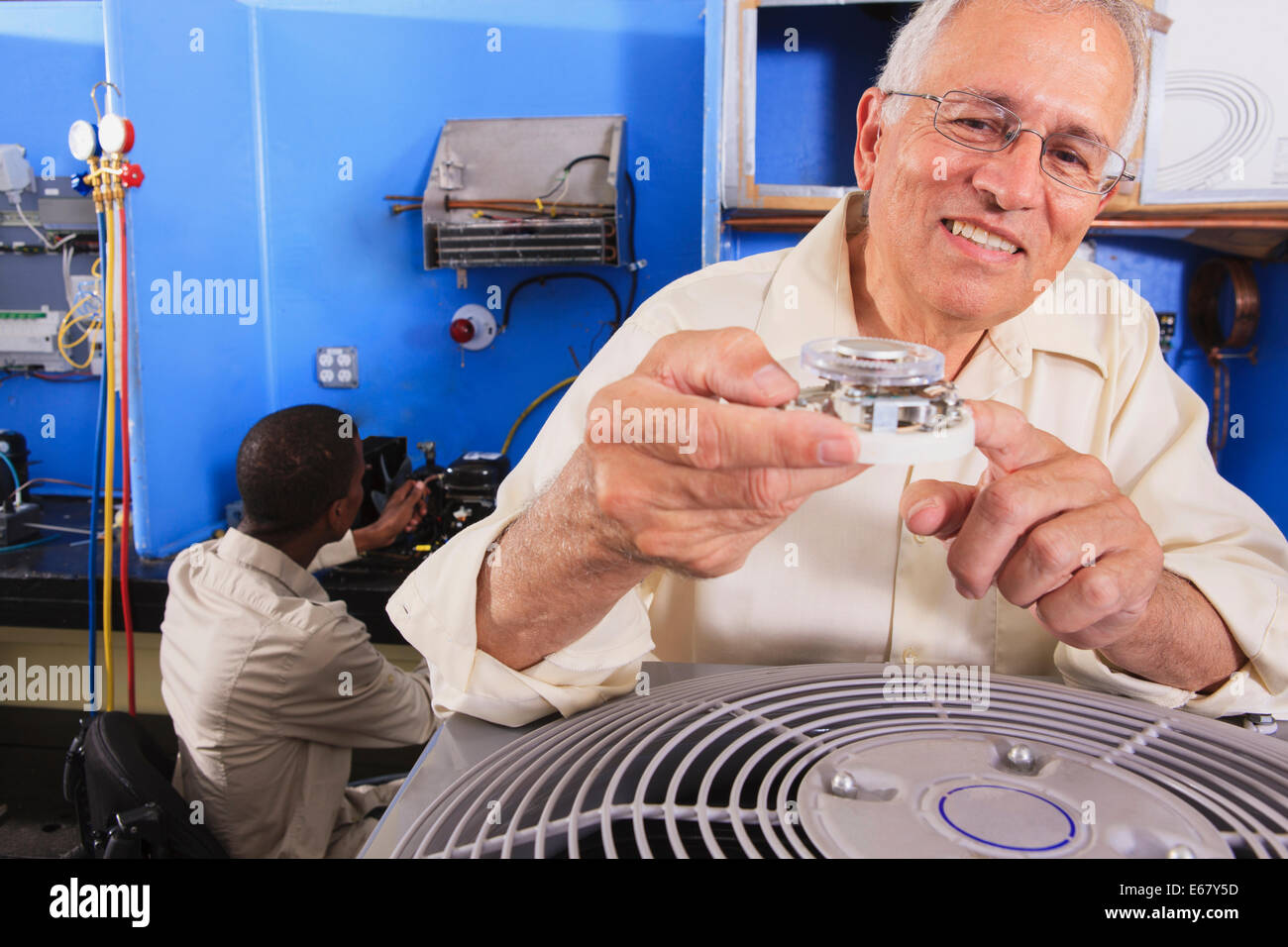 Formazione istruttore di studenti sulla base di funzionamento del termostato in aula HVAC Foto Stock