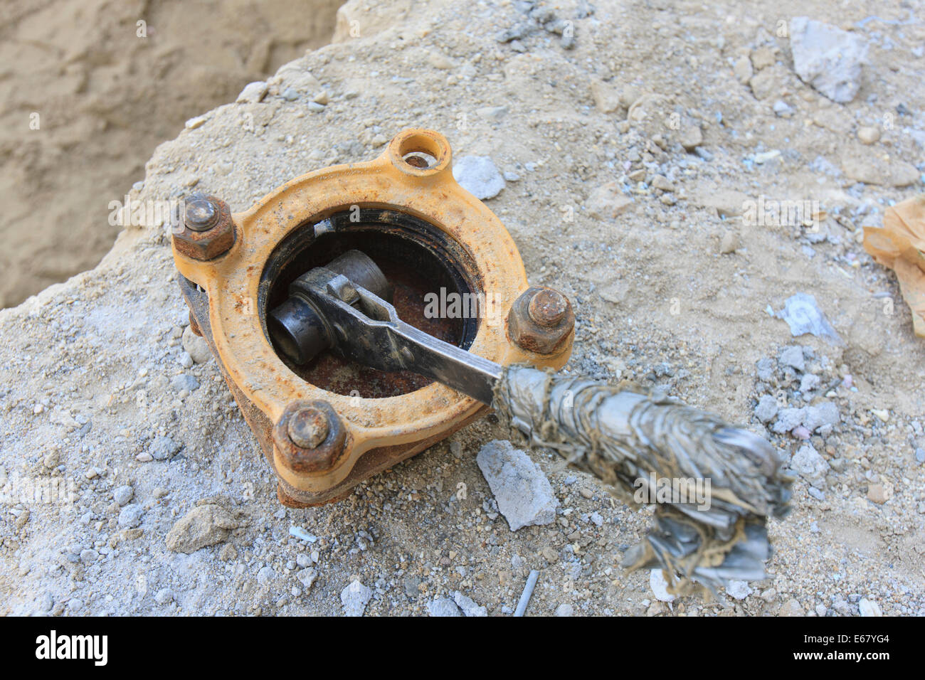 La valvola per la distribuzione di acqua installazione in sito in costruzione Foto Stock