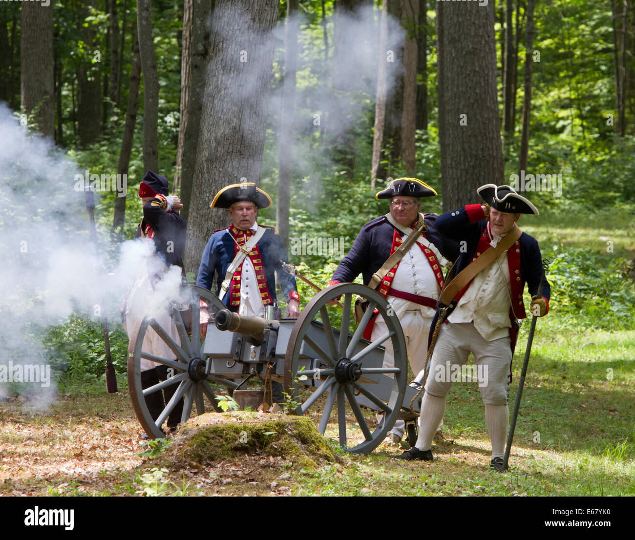 Gruppo di cannone sparare un cannone (guerra rivoluzionaria americana reenactors raffiguranti soldati coloniale) Foto Stock