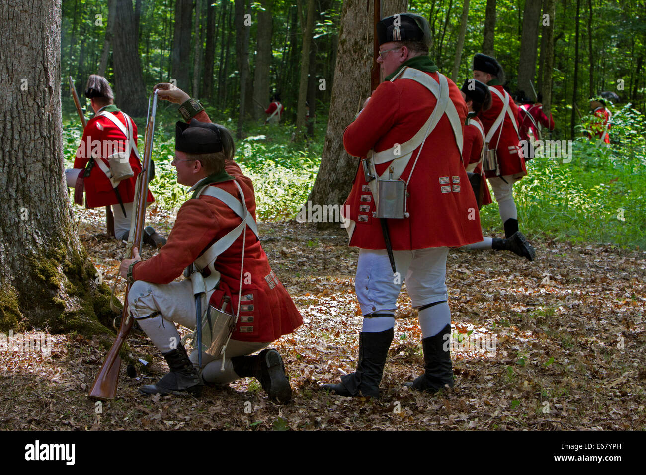I soldati britannici a caccia di colonials (reenactors). Foto Stock