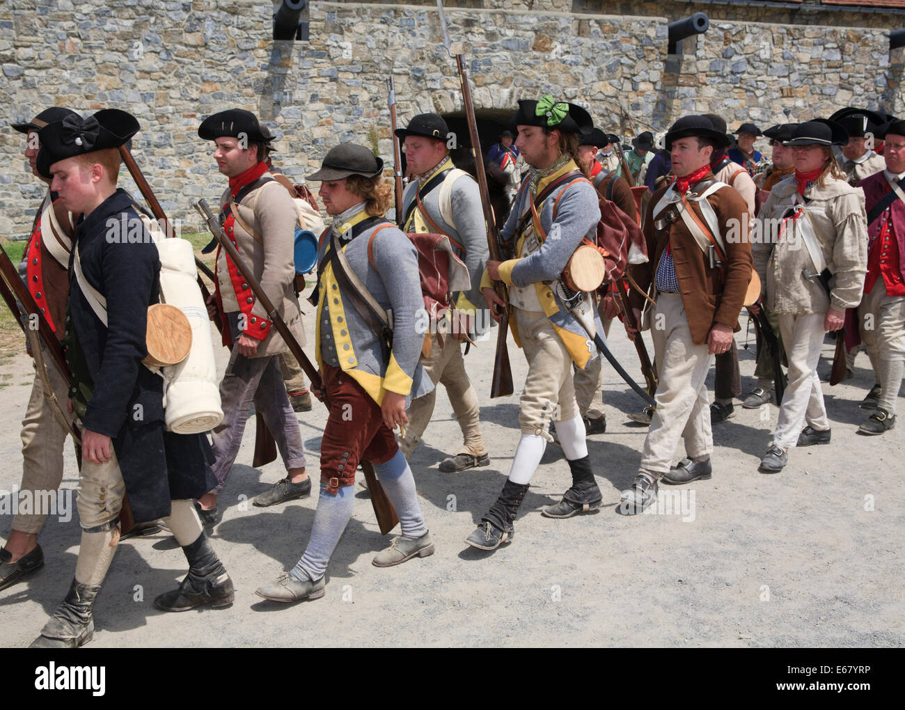 La guerra rivoluzionaria americana reenactors marching off per una battaglia. Foto Stock