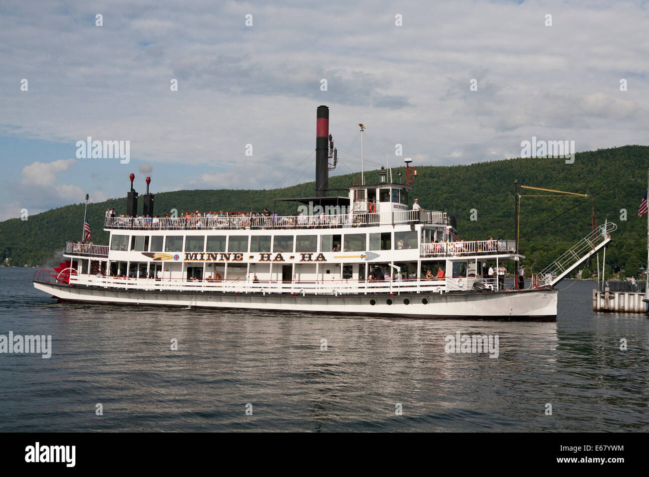 Tourist in barca a remi Minnie-Ha-Ha sul Lake George, New York. Foto Stock