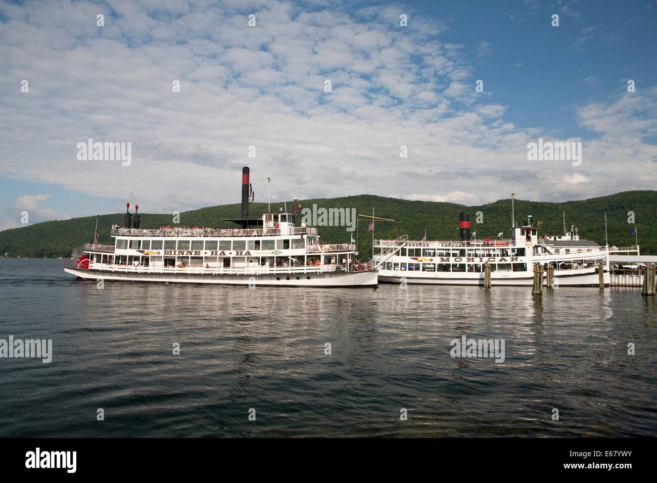 Tourist in barca a remi Minnie-Ha-Ha sul Lake George, New York. Foto Stock