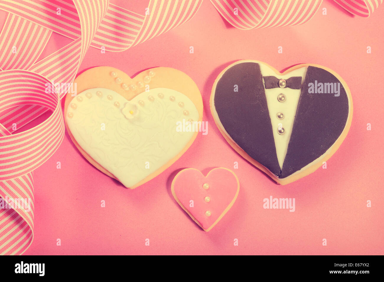 Deliziosa festa di matrimonio sposa e lo sposo rosa, bianco e nero a forma di cuore biscotto cookie tavolo nuziale favorisce Foto Stock