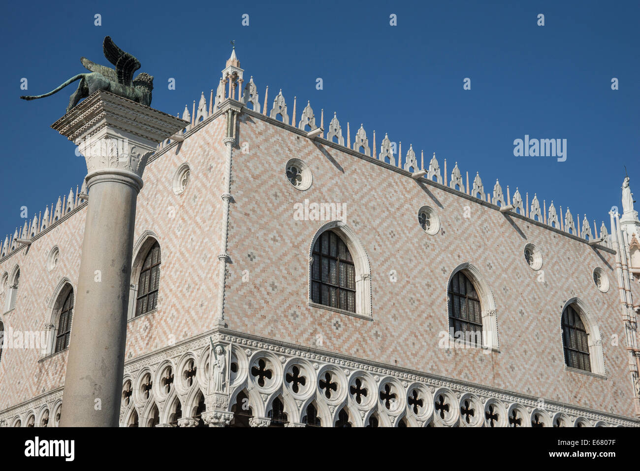 Il Leone di San Marco o Leone alato di San Marco colonna nella parte superiore anteriore della facciata di Palazzo Ducale in piazza San Marco, Venezia. Foto Stock