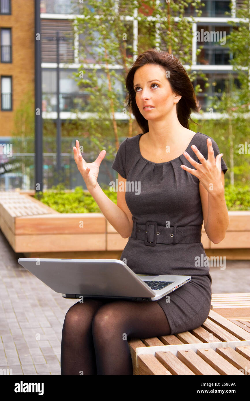 Frustrati giovane donna con un laptop Foto Stock