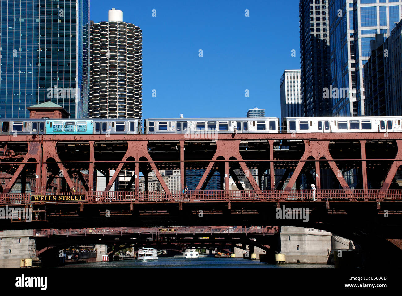 Chicago 'L' attraversamento del treno Wells Street Bridge in downtown Chicago con Marina Towers e altri edifici in background Foto Stock