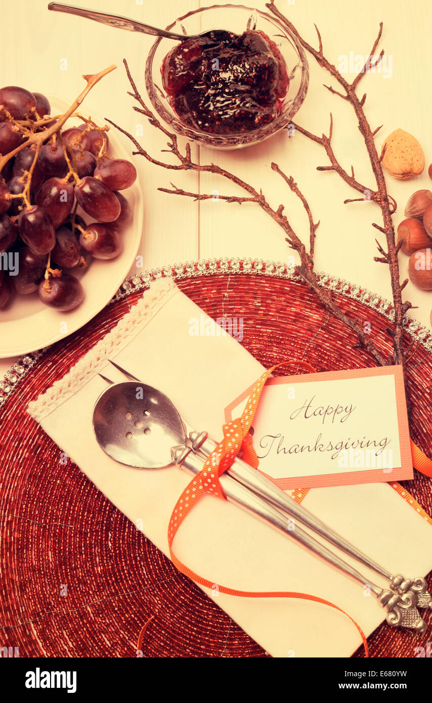 Felice ringraziamento il pranzo brunch o casual moderne sale da pranzo shabby chic tavolo con autunno autunno tema colore Foto Stock