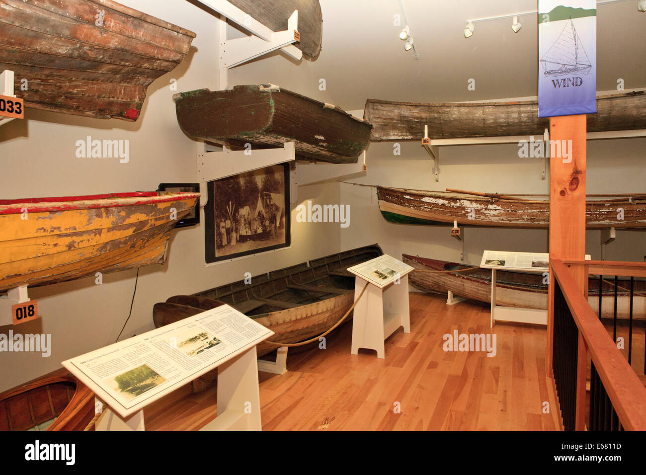 Vecchio canoe e piccole imbarcazioni presso il lago Champlain Maritime Museum Foto Stock