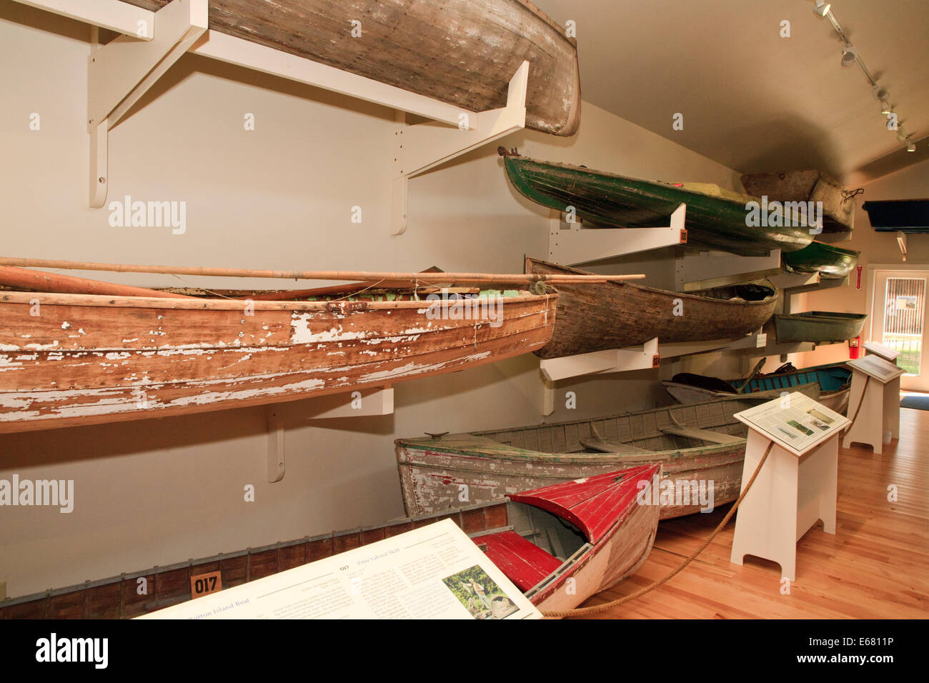 Vecchio canoe e piccole imbarcazioni presso il lago Champlain Maritime Museum. Foto Stock