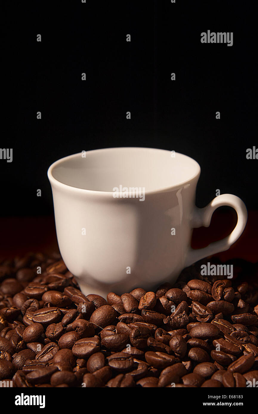 Tempo di caffè: una tazza di caffè con caffè in grani Foto Stock