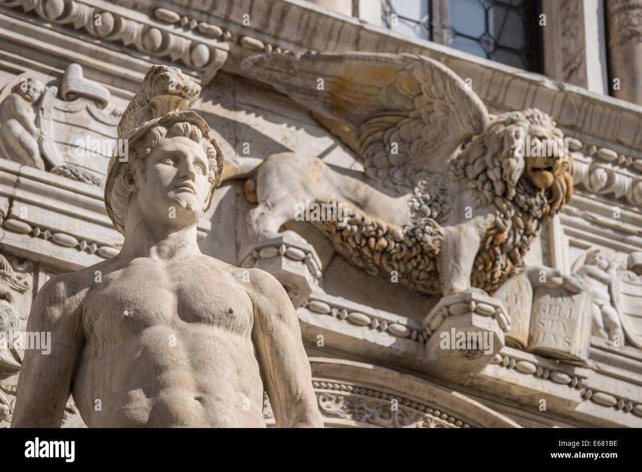 Primo piano della statua di Marte con il leone alato di Venezia alla sommità del gigante di scala nel Palazzo del Doge. Foto Stock