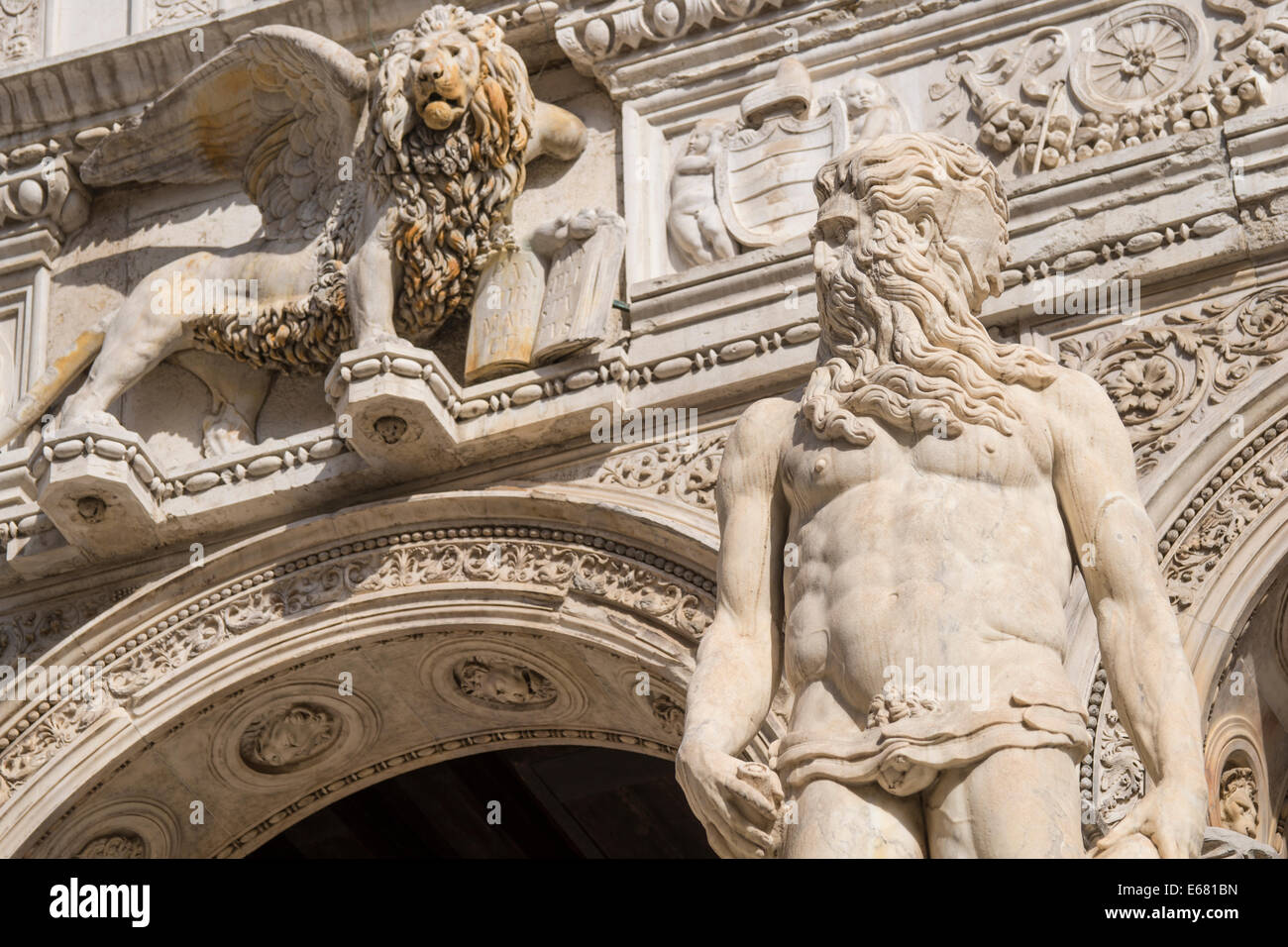 Primo piano della statua del Nettuno con il leone alato di Venezia alla sommità del gigante di scala nel Palazzo del Doge. Foto Stock