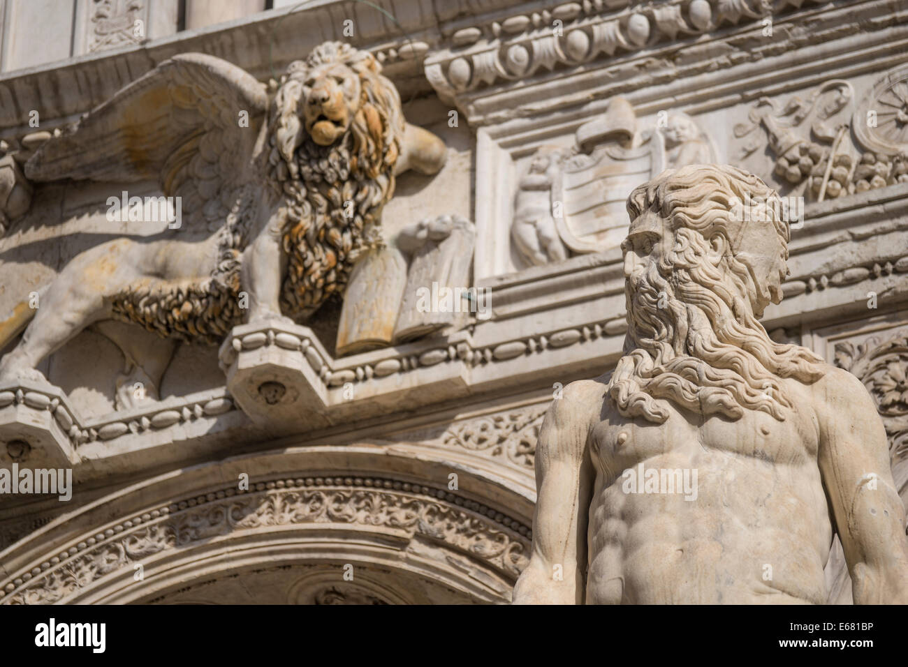 Primo piano della statua del Nettuno con il leone alato di Venezia alla sommità del gigante di scala nel Palazzo del Doge. Foto Stock