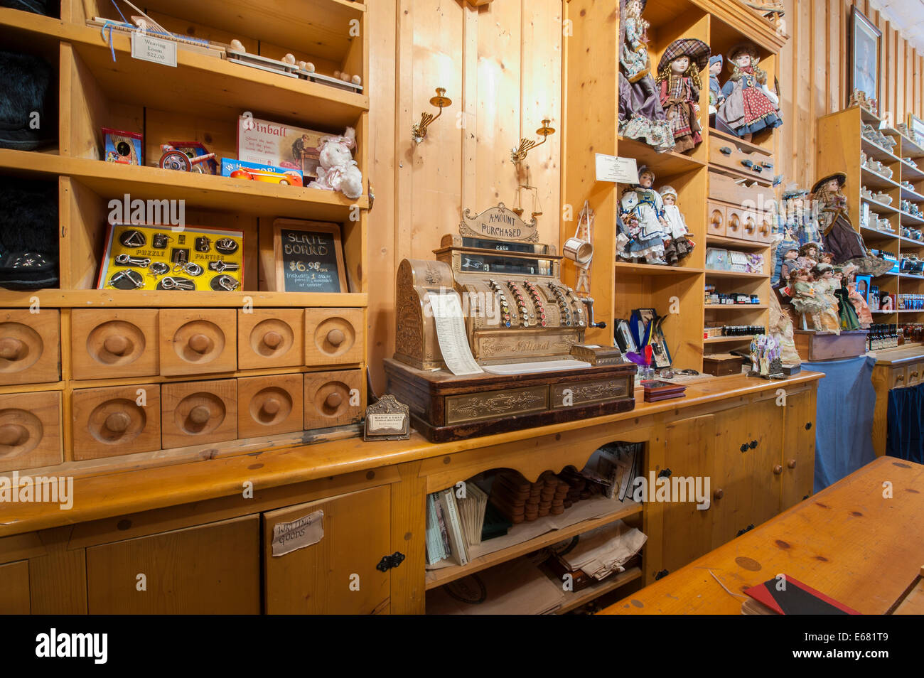 Il vecchio registratore di cassa sul contatore in archivio generale storico old gold rush town Barkerville, British Columbia, Canada. Foto Stock