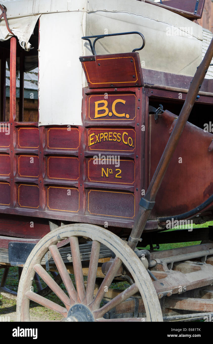 Vecchio stagecoach nel fienile carro negozio oro storica città di Barkerville, British Columbia, Canada. Foto Stock