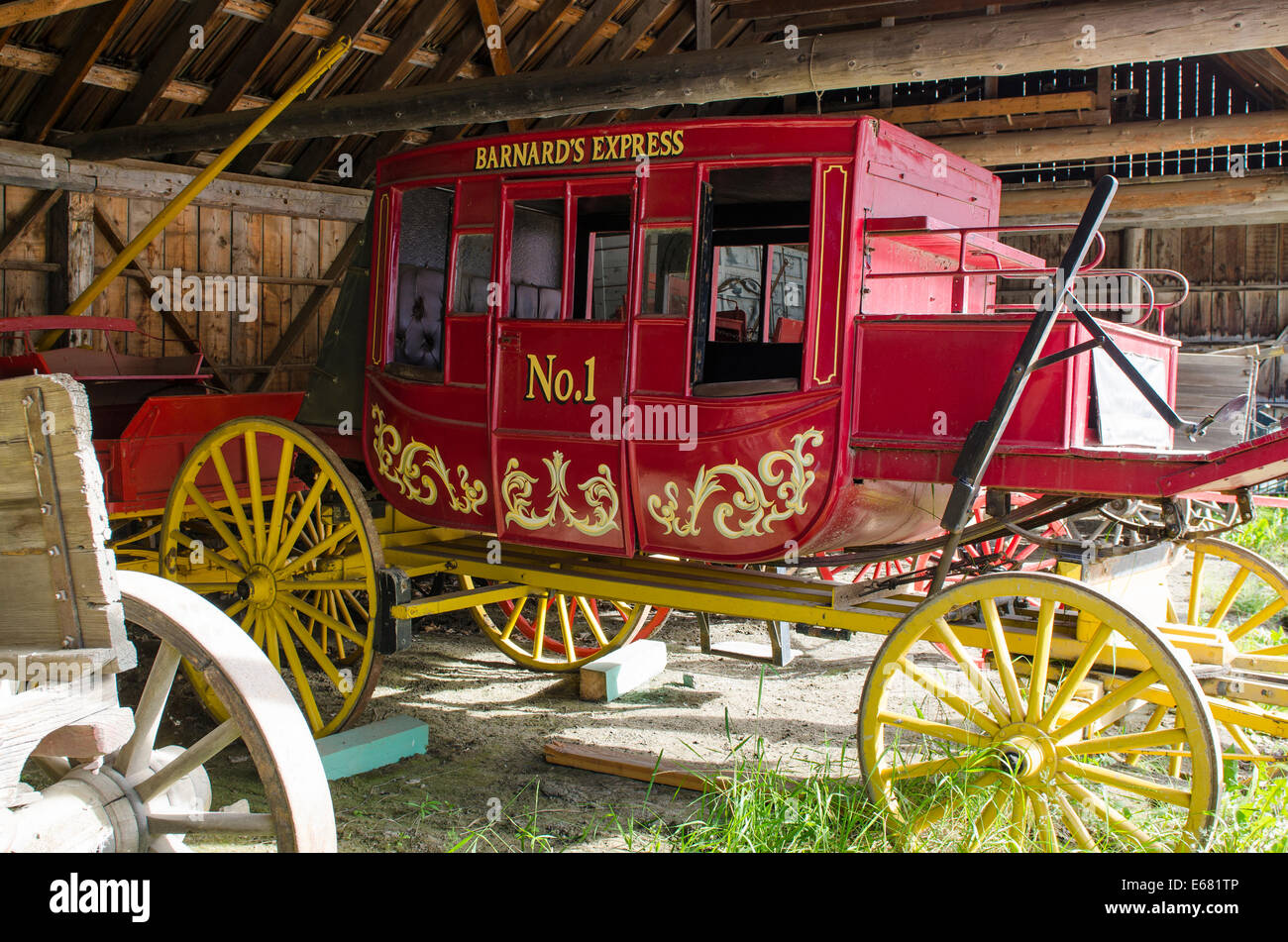 Vecchio stagecoach nel fienile carro negozio oro storica città di Barkerville, British Columbia, Canada. Foto Stock