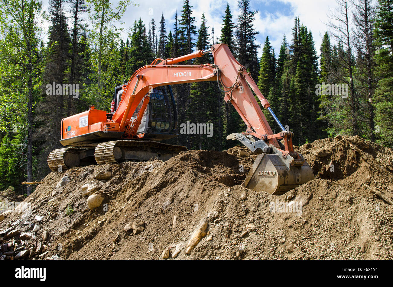 Il giorno moderno oro miniera di data mining sluice escavatore e macchinari pesanti attrezzature in pozzetti, Barkerville, British Columbia, Canada. Foto Stock