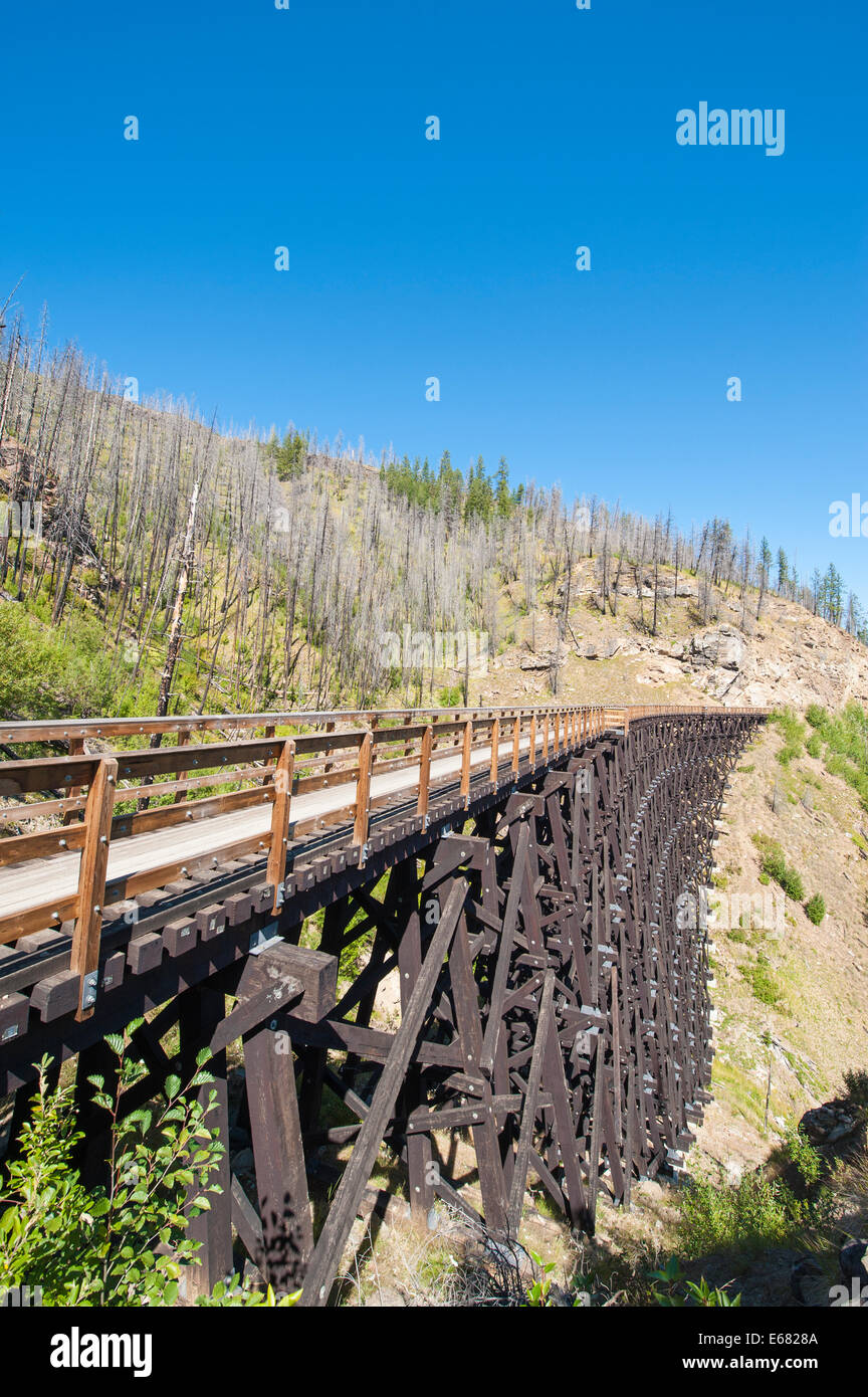 Mountain bike Escursioni in bicicletta in sella alla vecchia ferrovia in legno tralicci trail in Myra Canyon, Kelowna, British Columbia, Canada. Foto Stock