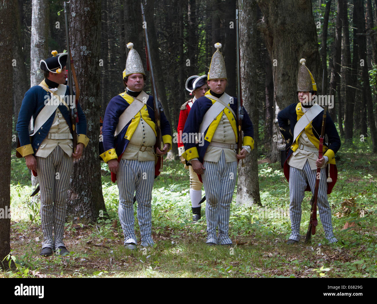 Reenactors ritrarre Brunswick soldati mercenari dalla guerra rivoluzionaria americana periodo. Foto Stock