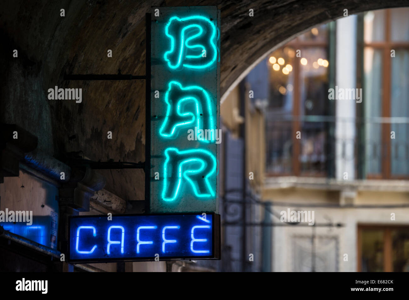 Insegna al neon per bar e cafe si trova sul lato di Piazza San Marco a Venezia. Foto Stock