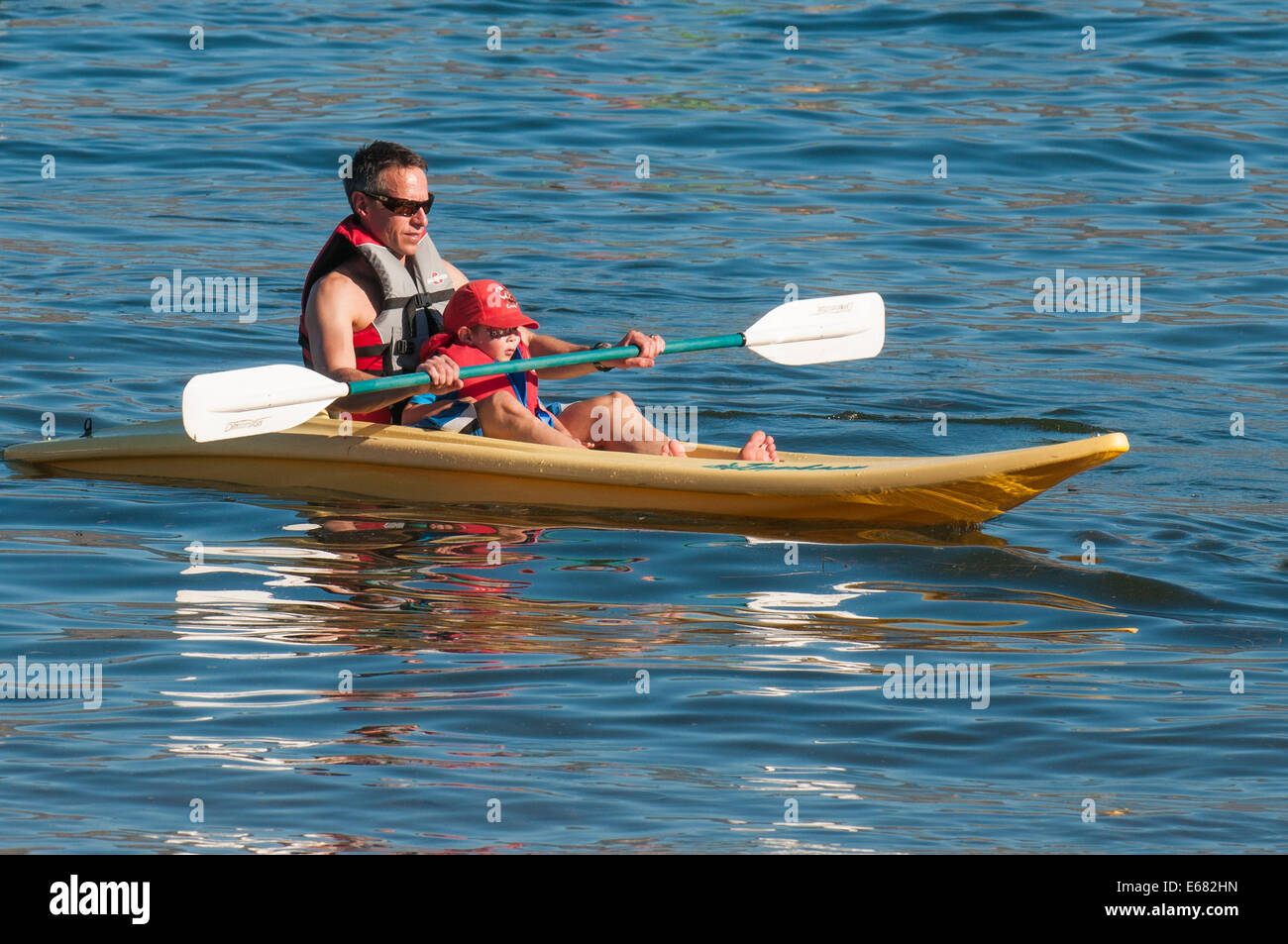 Padre figlio kayak kayak sport acquatici sul lago Okanagan, Kelowna, interior British Columbia, BC, Canada. Foto Stock