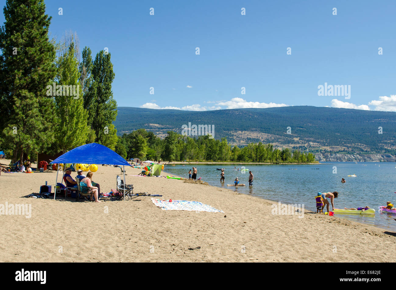 Bagnanti sulle Sun-Oka Spiaggia Parco Lago Okanagan, Penticton, interior British Columbia, BC, Canada. Foto Stock