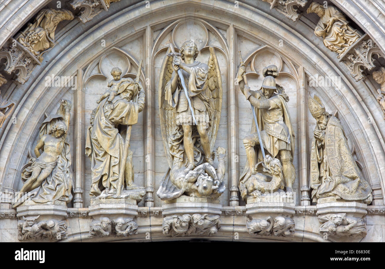 Bruxelles, Belgio - 15 giugno 2014: San Michele Arcangelo sulla facciata gotica del municipio. Foto Stock