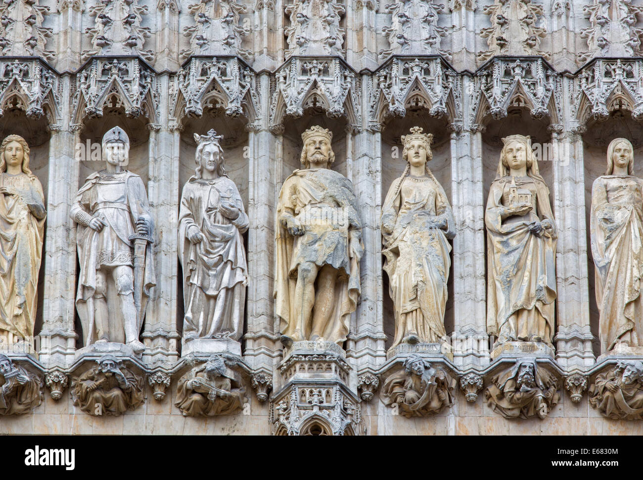 Bruxelles, Belgio - 15 giugno 2014: Il holys sulla facciata gotica del municipio. Foto Stock