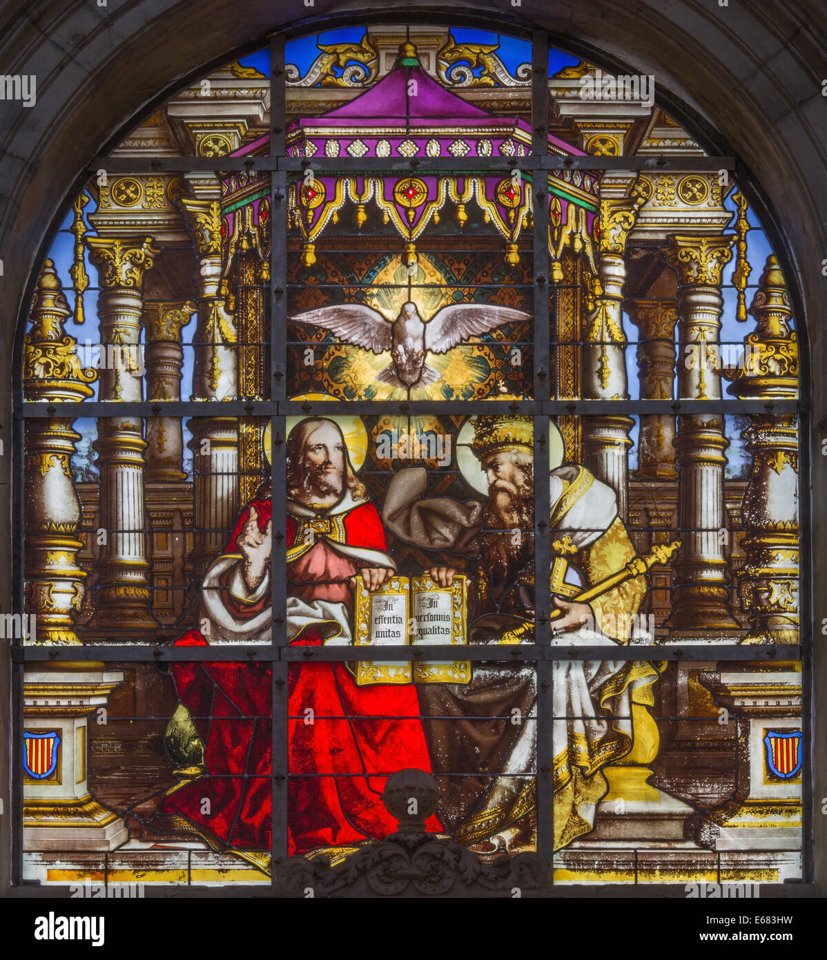 Bruxelles, Belgio - 16 giugno 2014: la Santissima Trinità sul windwopane dal 19. secolo nella Cattedrale di st. Michael e st. Gudula. Foto Stock