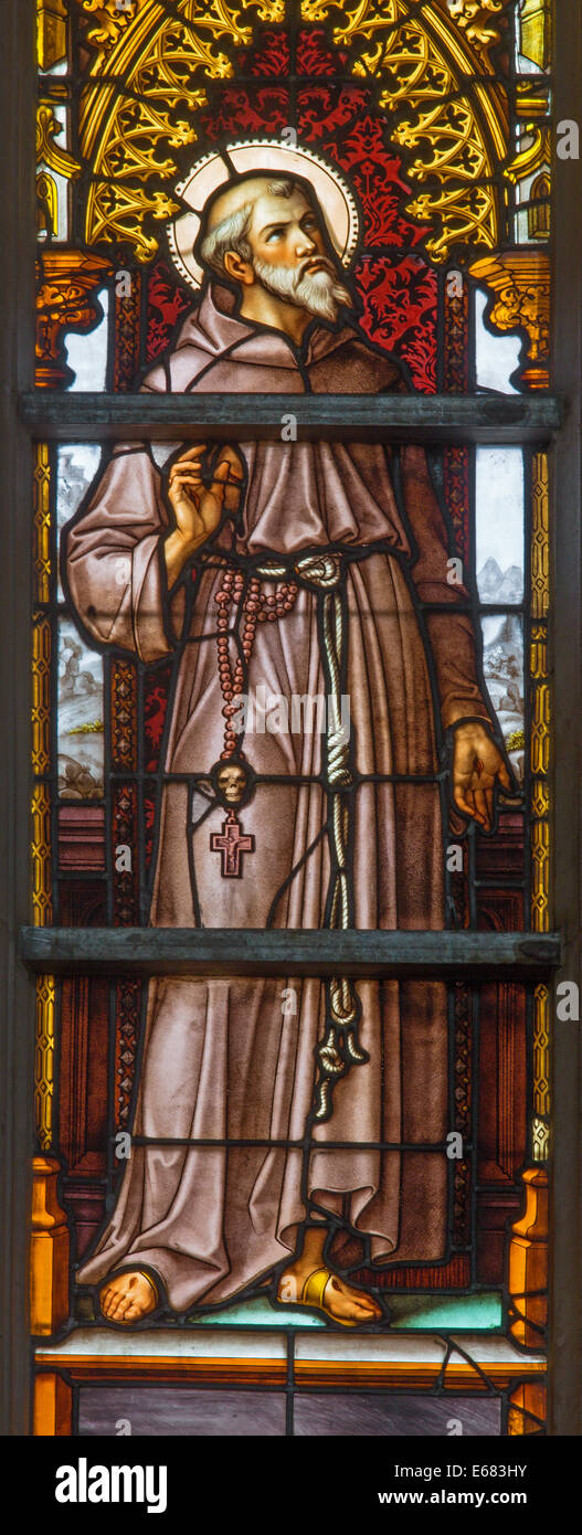 Bruxelles, Belgio - 16 giugno 2014: San Francesco di Assisi su windwopane dal 19. secolo nella Cattedrale di st. Michael Foto Stock