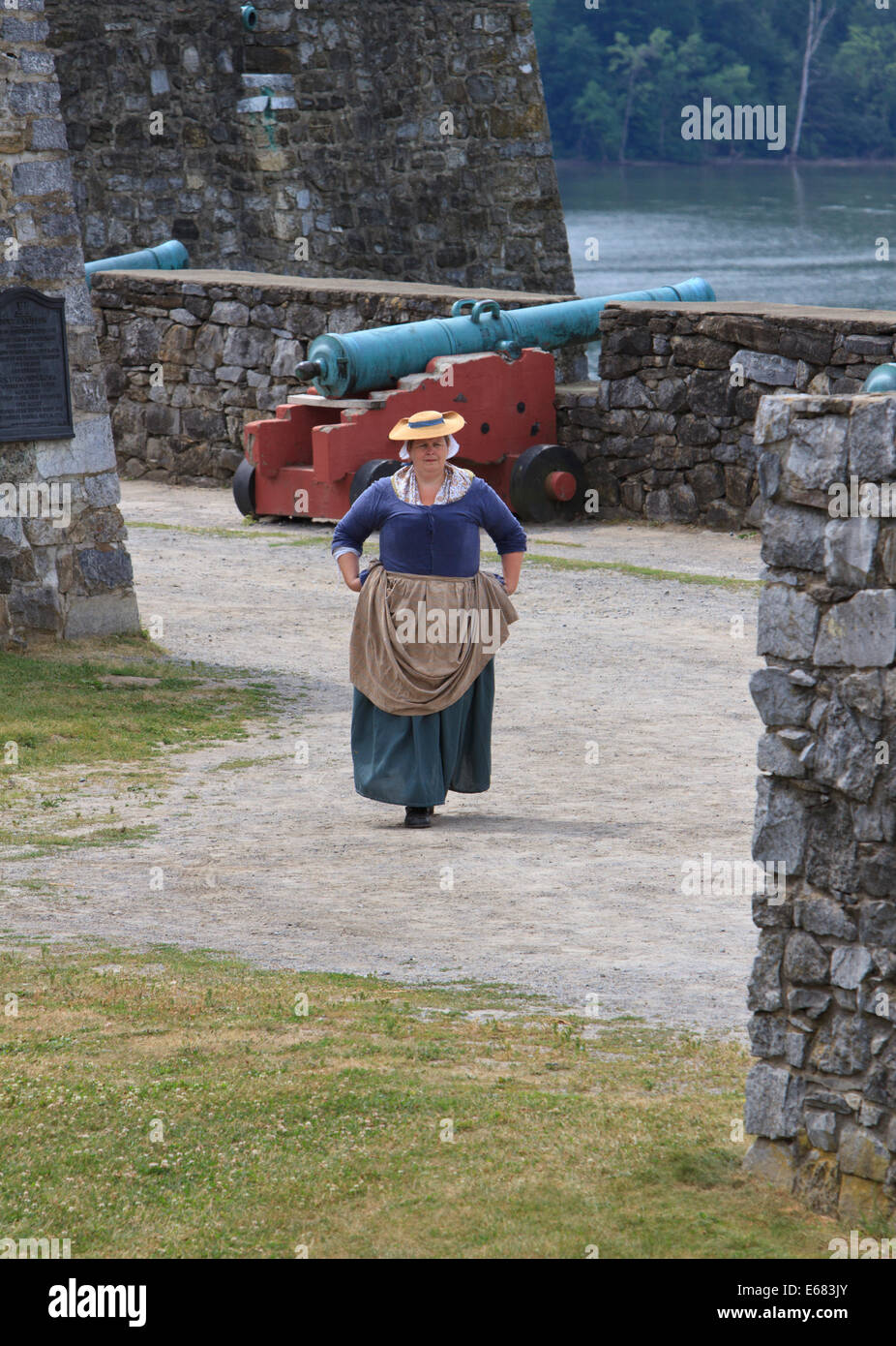 Donna in guerra rivoluzionaria americana periodo abbigliamento a piedi lungo un percorso. Foto Stock