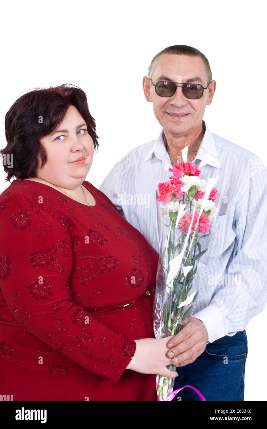 L uomo e la donna con un mazzo di fiori isolati su sfondo bianco Foto Stock