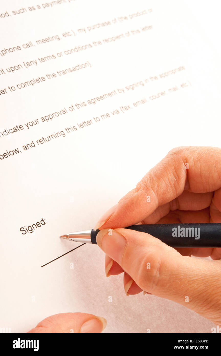 Donna firma un contratto Foto Stock