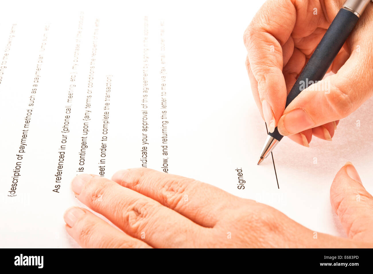 Donna firma un contratto Foto Stock