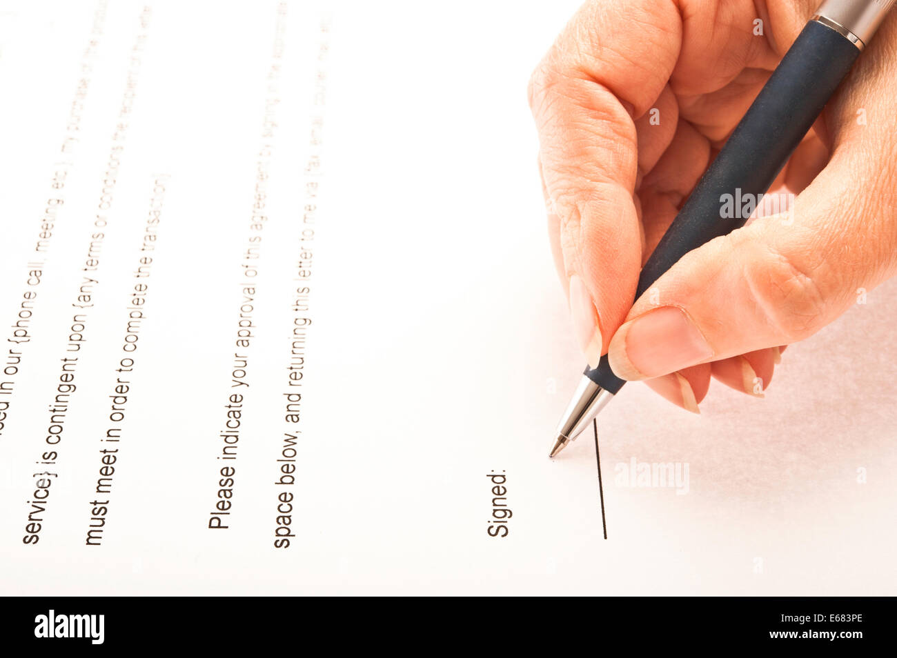 Donna firma un contratto Foto Stock