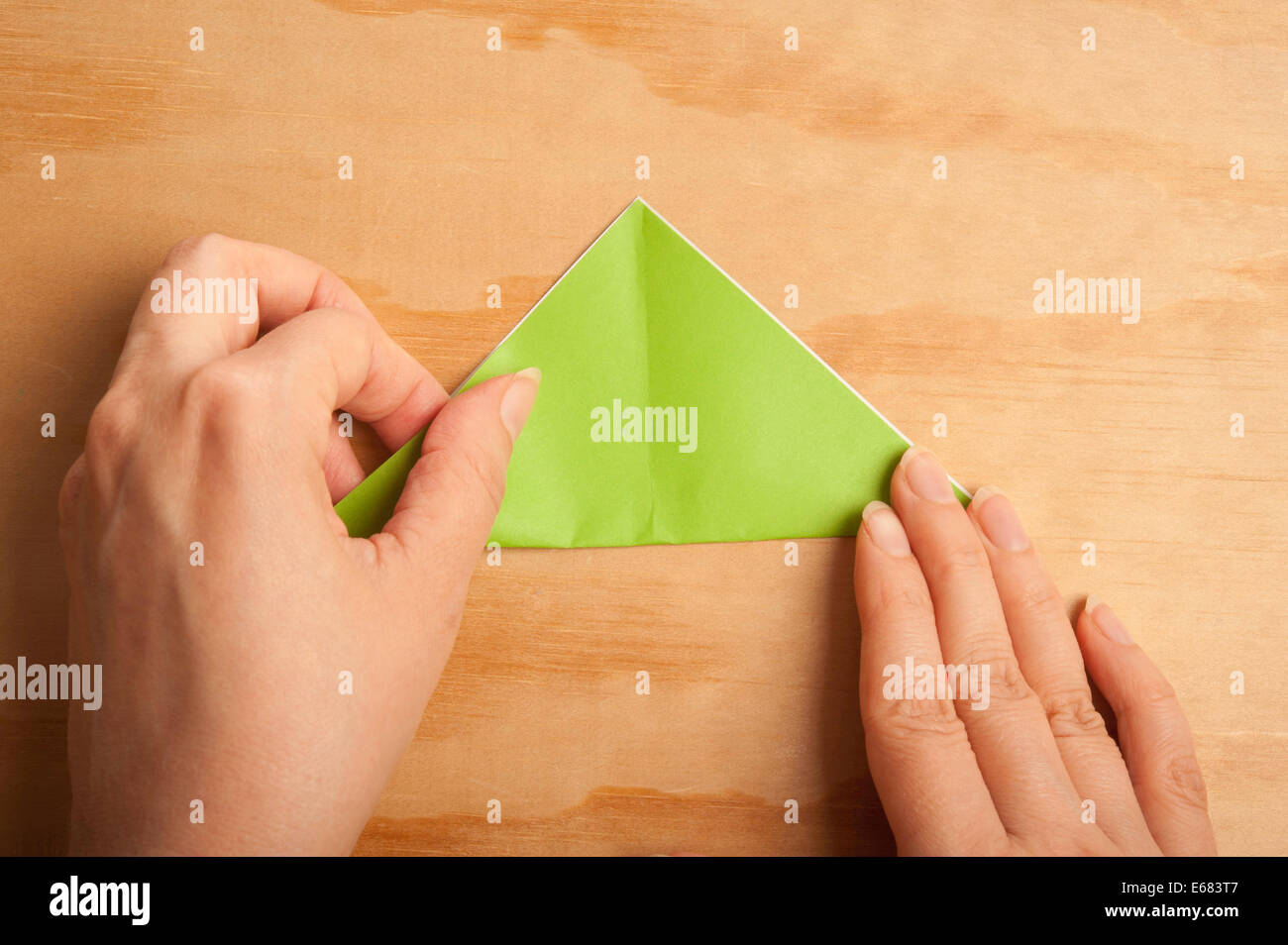 Donna piegando la carta per origami Foto Stock