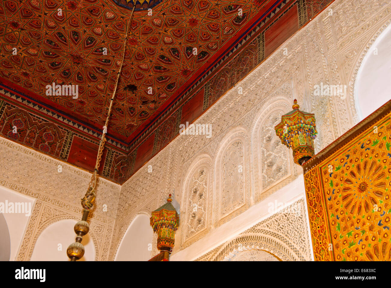 Masoleum di Moulay Ismail,porte,schermate intricati, sculture,soffitti,porte,Lavori in Gesso,colorata,mattonelle zellij,Meknes,Marocco Foto Stock