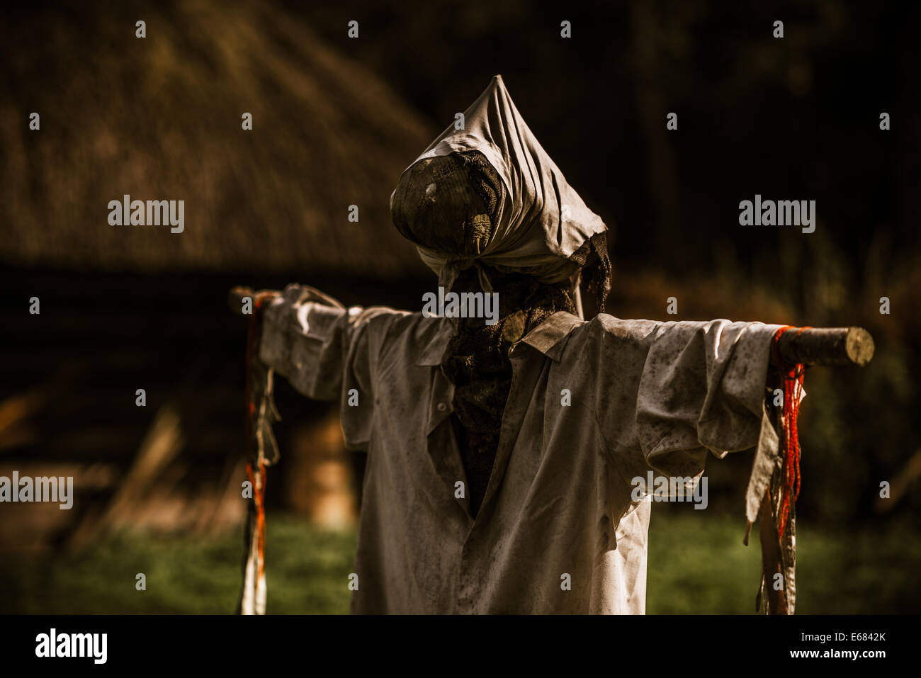 Lo Spaventapasseri e capanna tradizionale Foto Stock