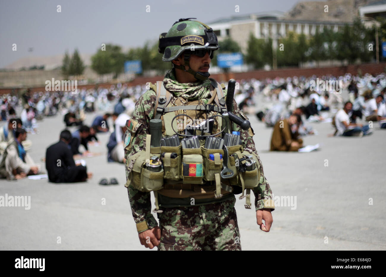 A Kabul, Afghanistan. 17 Ago, 2014. Un esercito afghano soldato sta di guardia nel corso dell'esame di ammissione in un esercito nazionale afghano (ANA) Centro di formazione a Kabul, in Afghanistan, il 17 agosto 2014. Almeno 2500 giovani afghani uomini ha preso la voce in esame di un esercito nazionale afghano (ANA) Centro di formazione, secondo difesa afgano ministero ufficiale. Credito: Ahmad Massoud/Xinhua/Alamy Live News Foto Stock