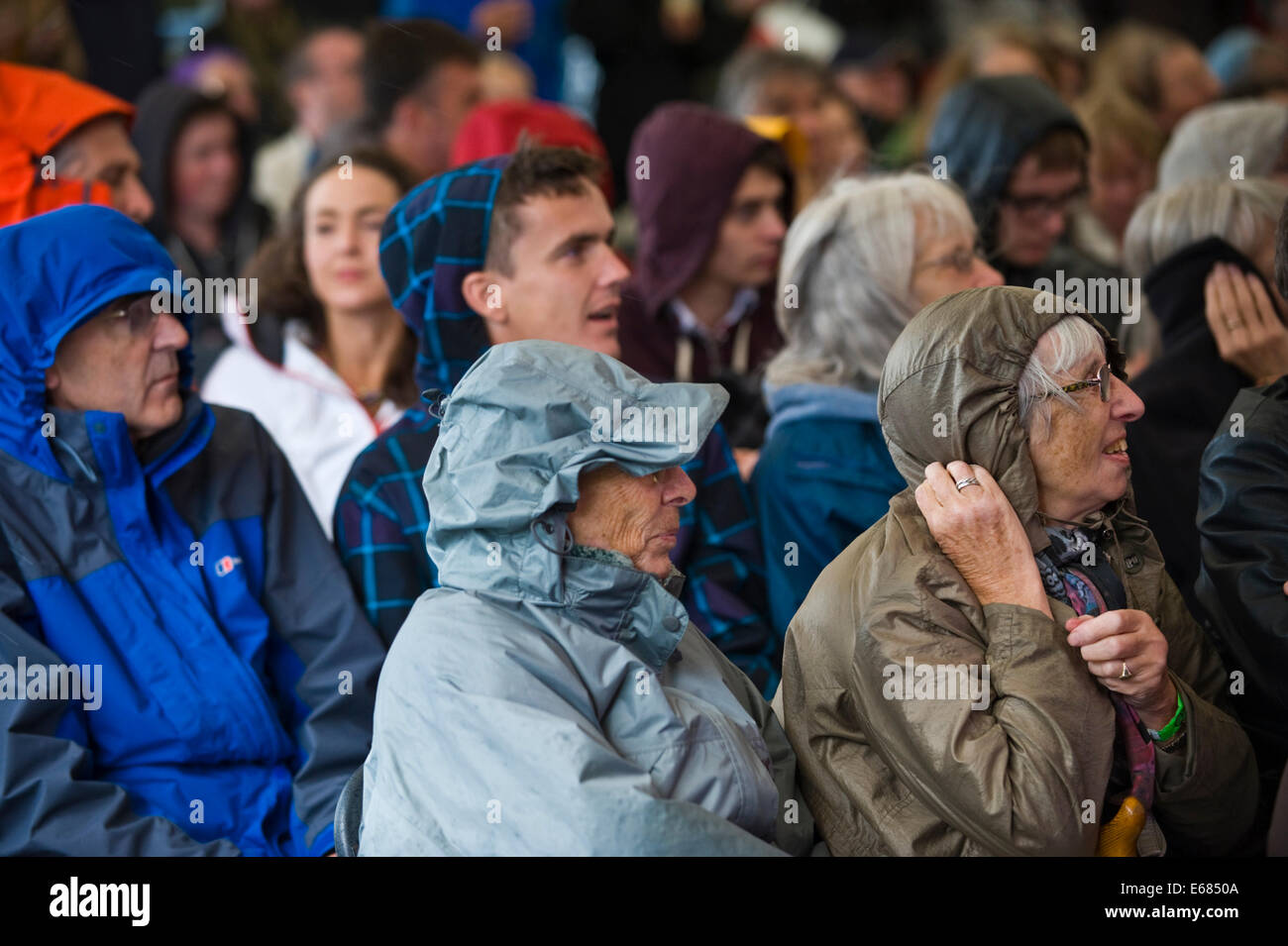 Pubblico l'ascolto di musica dal vivo a Brecon Jazz Festival 2014 Foto Stock