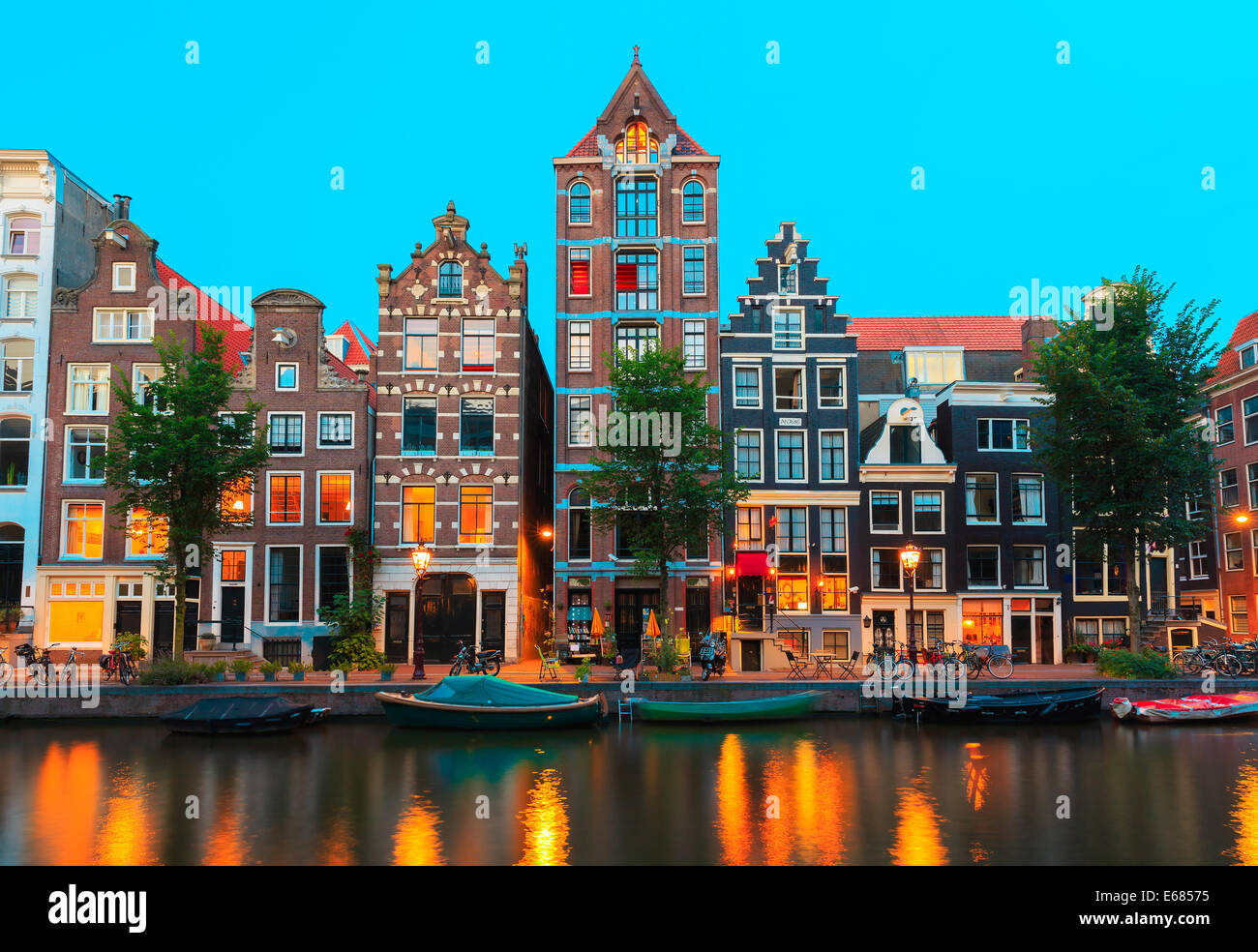 La città di notte vista dei canali di Amsterdam e tipiche case, barche e biciclette, Holland, Paesi Bassi. Foto Stock