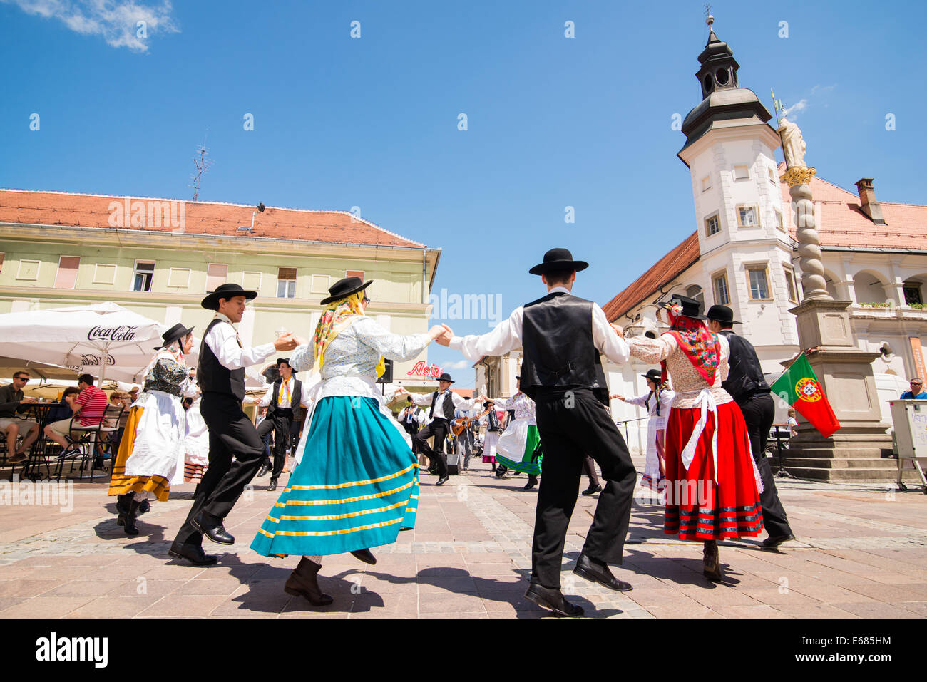 Grupo Folclórico de Faro folk ensemble da Faro, Portogallo, effettuando al XXVI Folkart CIOFF Internazionale Festival di Folklore Foto Stock