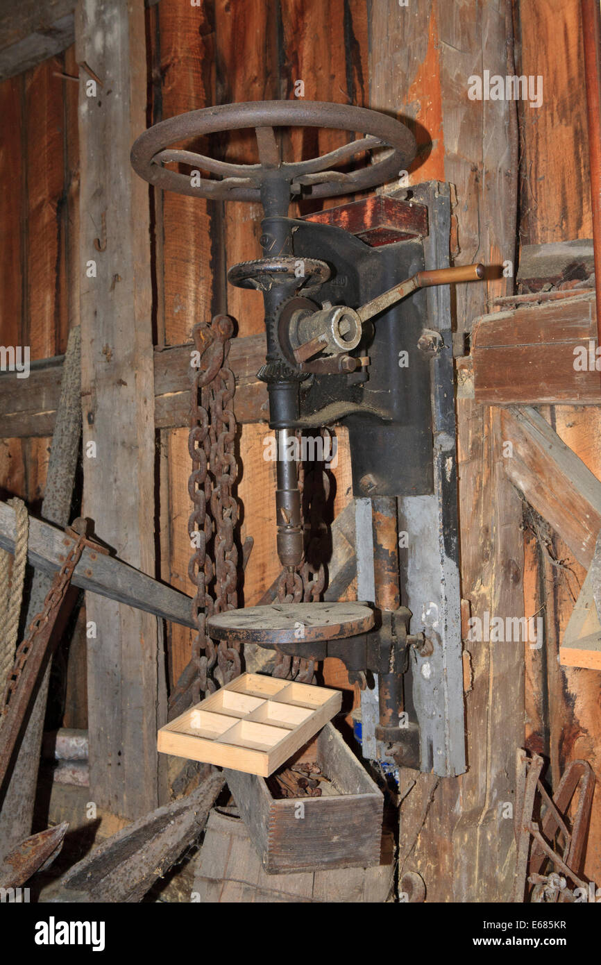 Un vecchio trapano a mano per la perforazione di fori in legno e metallo.  Attrezzi di falegnameria per il workshop. Sfondo bianco Foto stock - Alamy